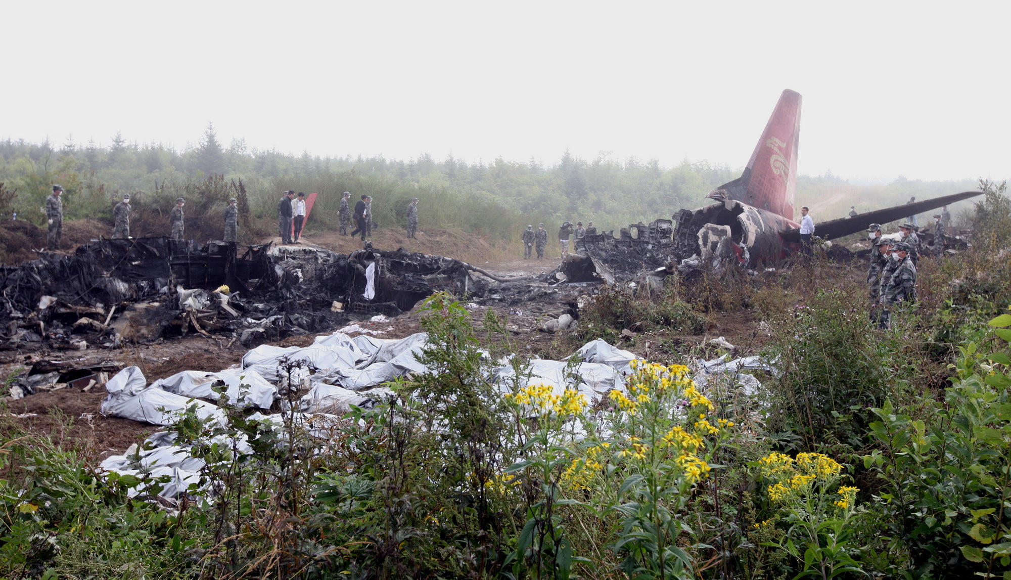 24日晚,河南航空有限公司一架客机在黑龙江伊春市降落时发生坠机事故