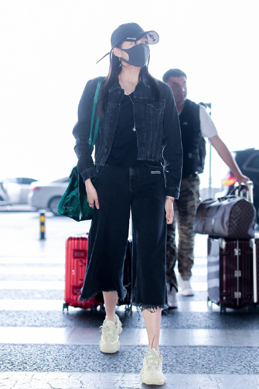 关晓彤机场挠痒,肉都抓红了,下半身裤子胖人千