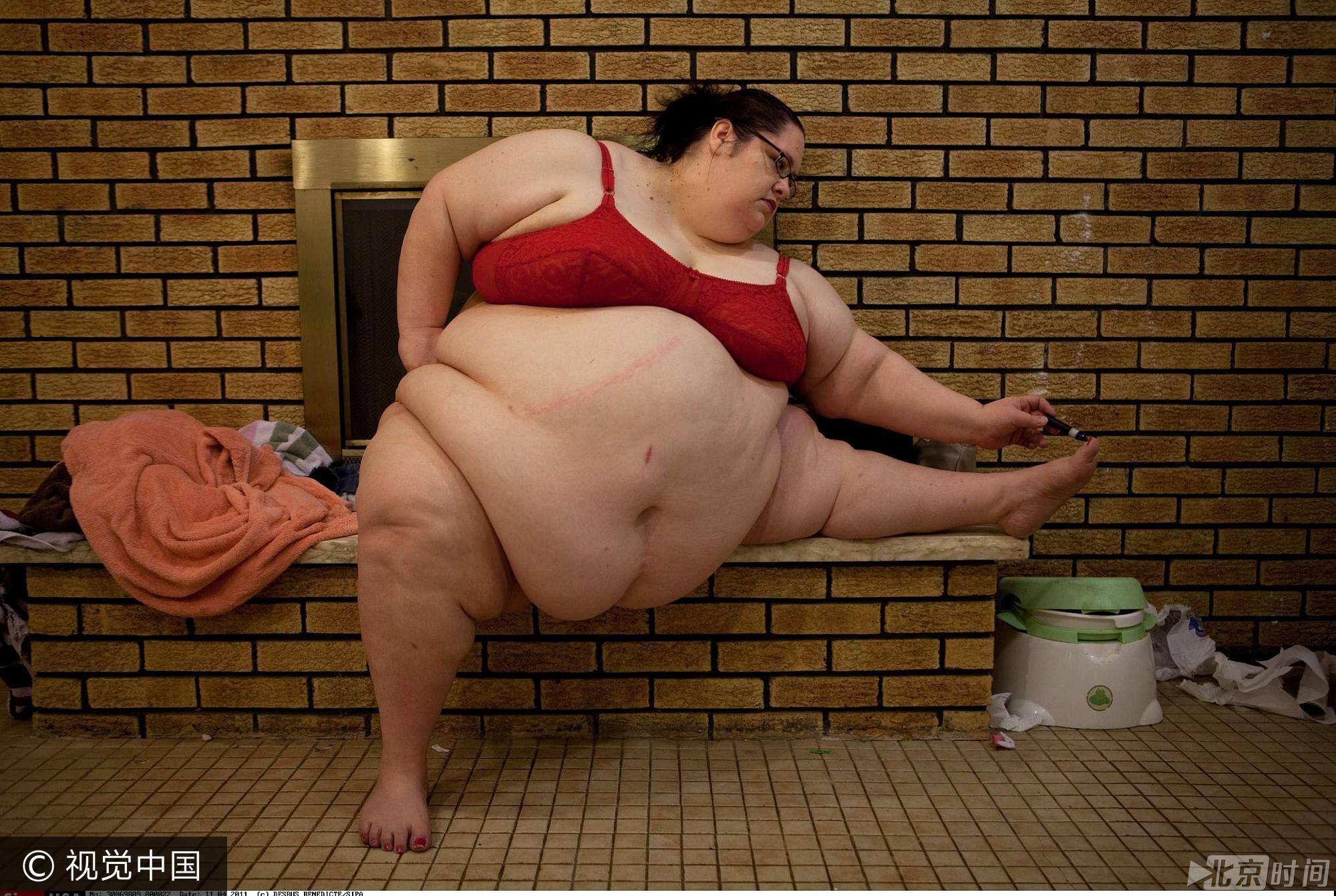2011年4月11日，美国新泽西州，44岁的美国妇女唐娜·辛普森体重接近600磅（大约540斤），希望体重继续增加就有可能成为世界上最胖的女性。实际上，唐娜已经拥有“世界第一”的称谓，2007年她以532磅（约480斤）的体重诞下女儿，成为世界上最胖的母亲。另外，唐娜还经营了自己的网站officialdonnasimpson.com，粉丝需要付钱观看她吃饭的视频。