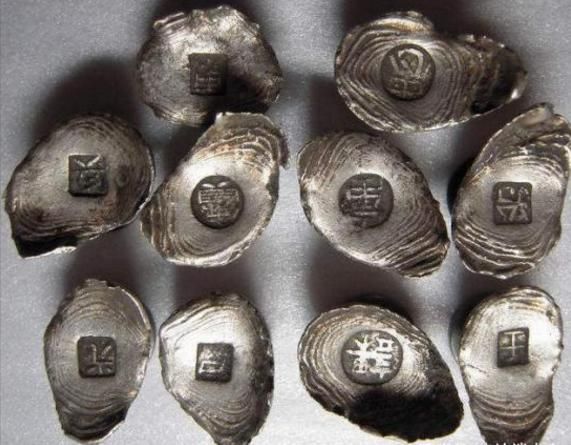 说在电视剧《天龙八部》中,萧峰和段誉,吃完饭之后,放下一个十两银子