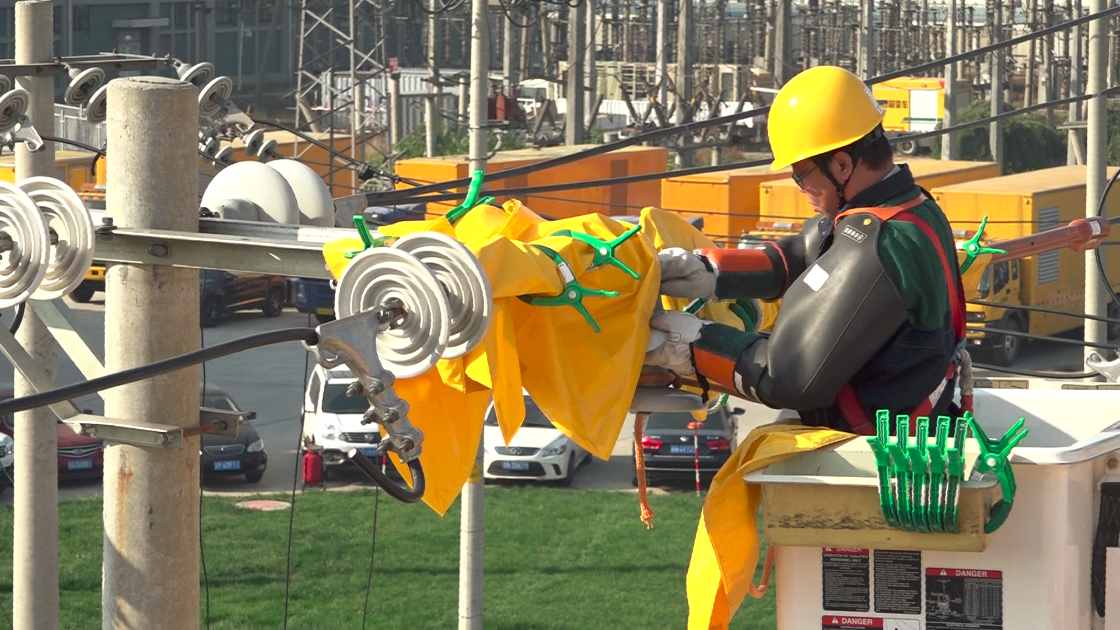 惊!万伏高压“带电维修”离死神最近的绝活 惊!万伏高压“带电维修”离死神最近的绝活