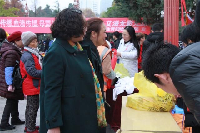 世界艾滋病日团区委组织青年志愿者参加防艾宣