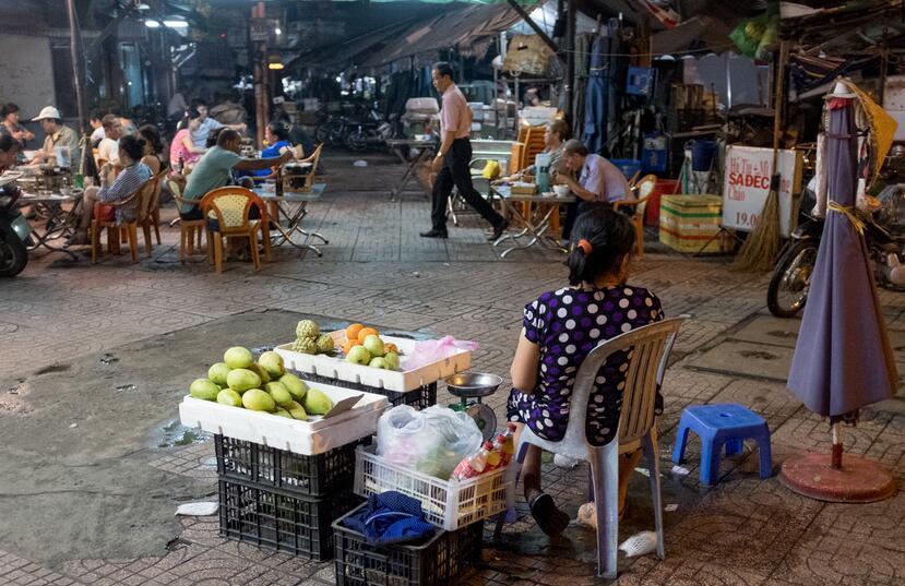 越南还是一个相对比较贫穷的国家，而胡志明作为越南最发达繁华的城市，也就成了越南贫富差距最大的城市。