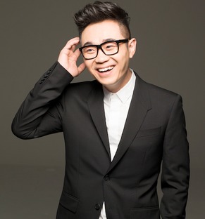 大鹏携妈妈合唱催泪歌曲 演唱实力让现场工作人员震惊不已-北京时间