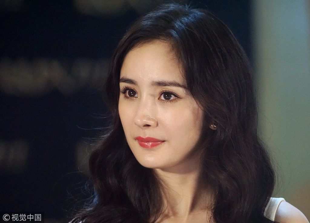 杨幂白裙红唇 浅笑撩发颜值爆表