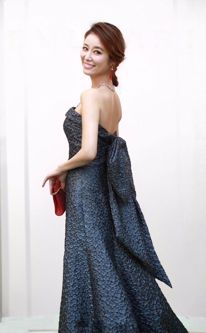 林心如亮相巴黎 抹胸裙秀曲线