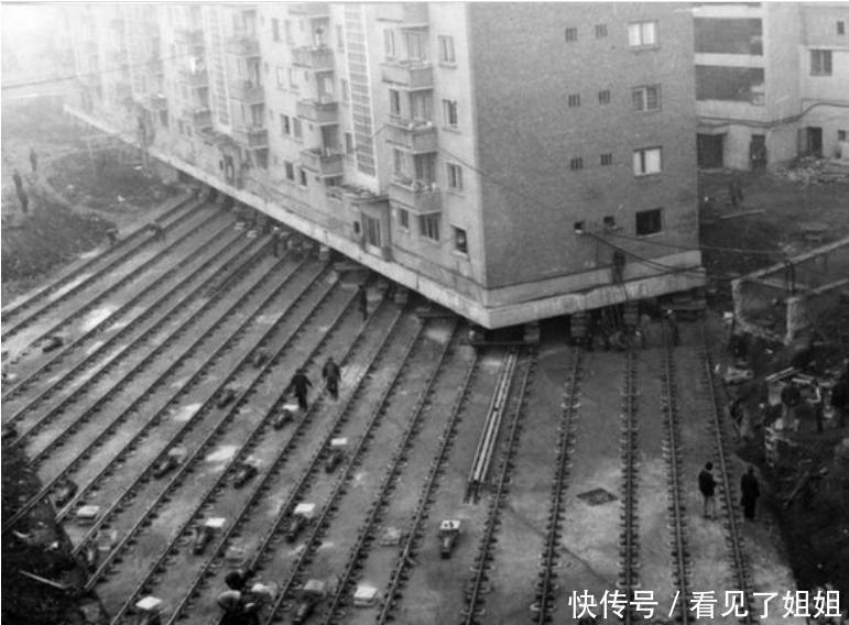 罕见历史老照片:第一张李小龙自创练腹肌方法