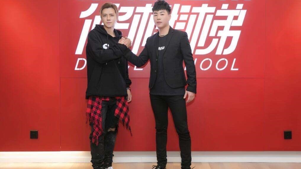 一个“哦”声逗笑观众！罗志祥为何演唱会上爱“甩”衣服？