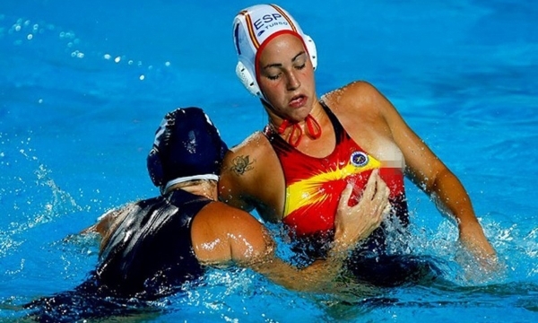 水球是一项激烈的水下运动，强烈的身体对抗一定避免不了，选手们互拽泳衣的现象当然也经常出现。只是搞不好，就会让对手或是自己成为全场瞩目的焦点。