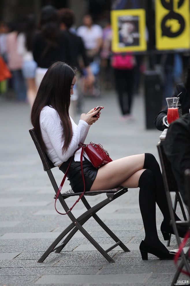 最真实的路人街拍!连衣短裙,裸腿,凉高,个个都