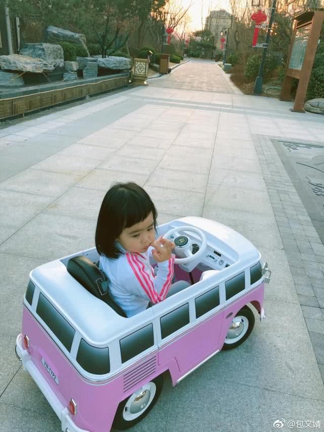 包贝尔小区溜娃照曝光,无意曝光别墅区干净的