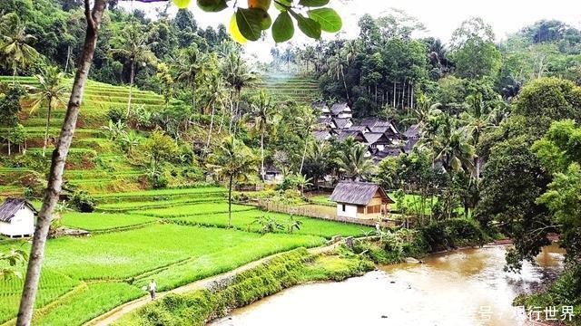 这个国家生活着1000多万华人,汉语是当地第二