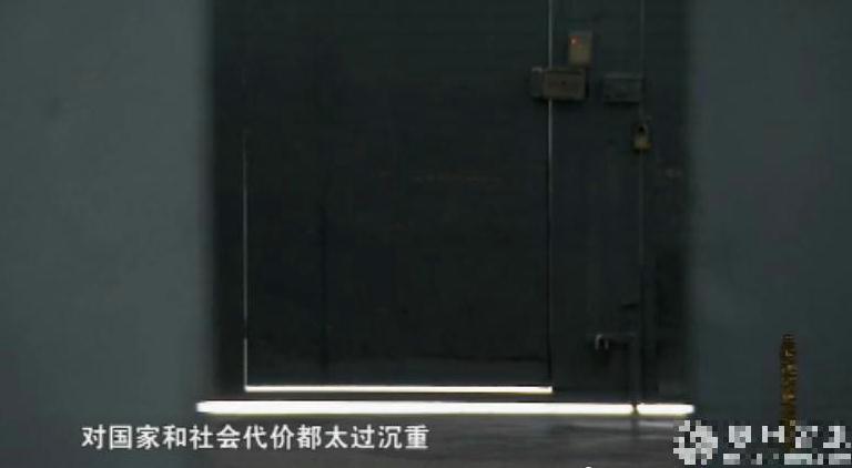 图为秦城监狱的铁门。