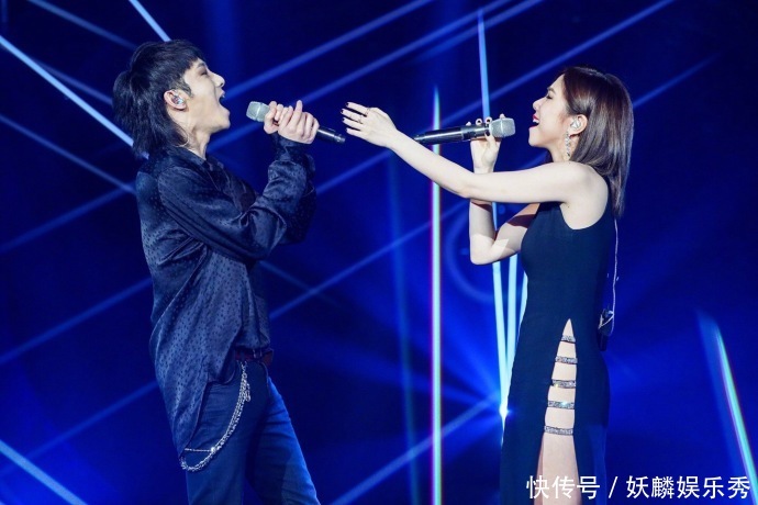 同穿开叉裙,邓紫棋真空上阵,杨幂却偷偷在里面