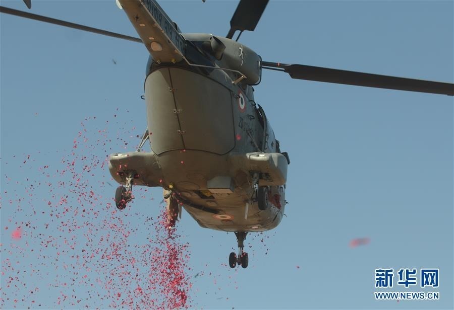1月26日，在印度班加罗尔，直升机在共和国日阅兵式现场洒下花瓣。新华社发
