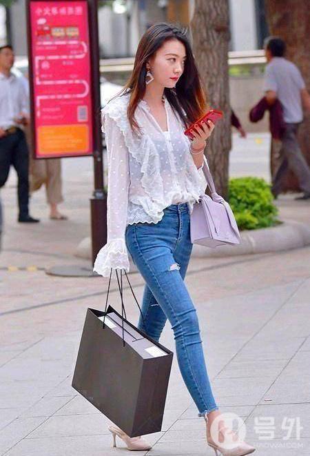夏季街头的靓丽美女，高跟鞋尽显美丽与时尚