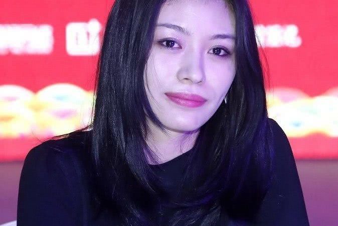 同是汪峰女儿,醒醒和小苹果活的像公主,而她至