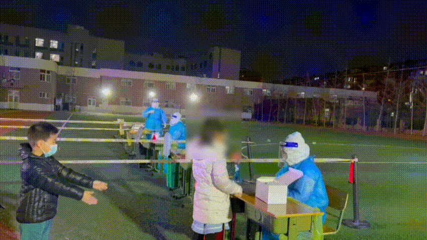 争分夺秒 与病毒赛跑!直击海淀菊园连夜核酸采样现场 争分夺秒 与病毒赛跑!直击海淀菊园连夜核酸采样现场