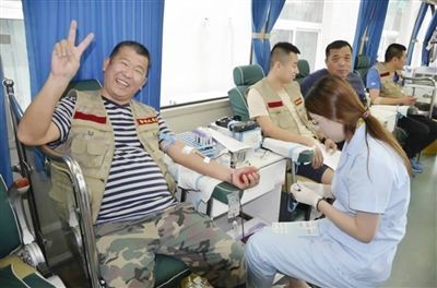 义务献血 鞍山的哥的姐踊跃争先