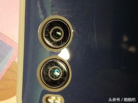 老罗的锤子手机又出事故 坚果R1镜头严重磨损