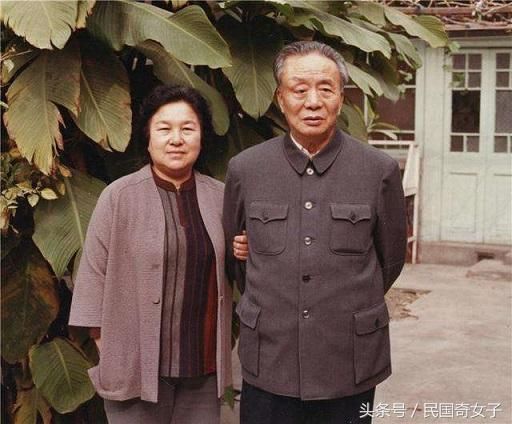 为了和艾青在一起,她向丈夫提出离婚,从此诗人
