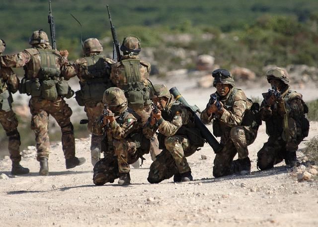 中国集结大批解放军和装甲车,飞速抵达外蒙,美国快被气死