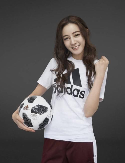 迪丽热巴双眼皮像割出来的?网友:天生眼皮宽的