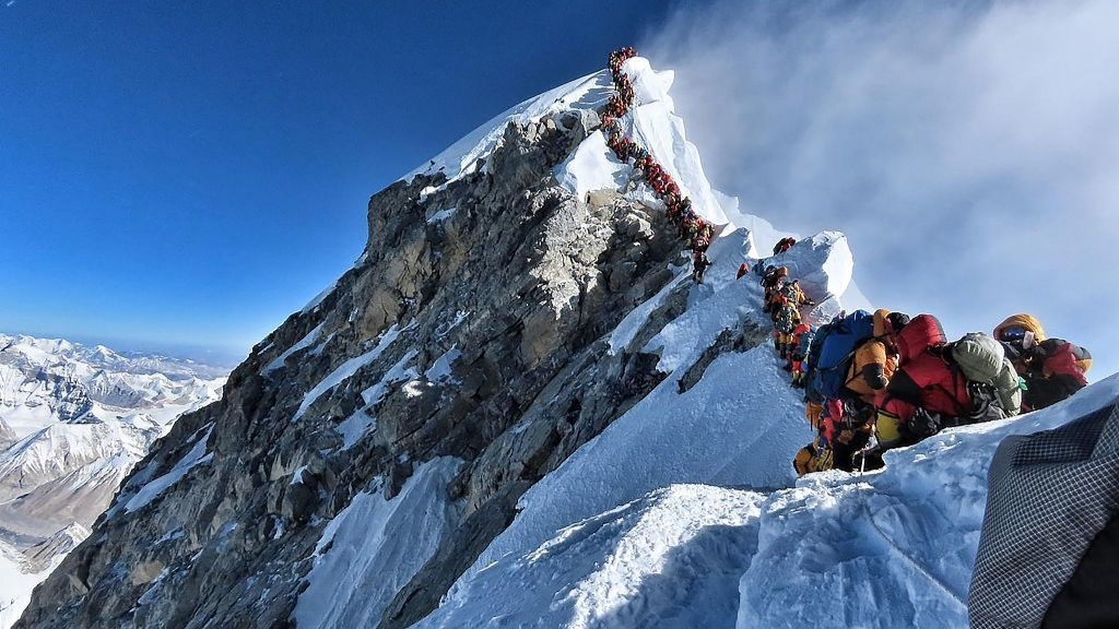 数百人排队登顶珠穆朗玛峰