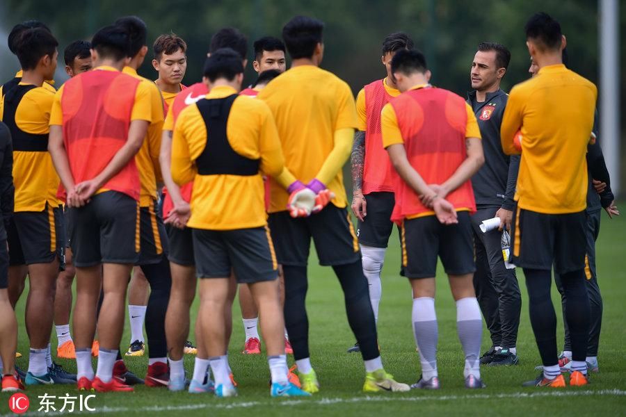 广州恒大淘宝训练备战 阿兰搂张文钊亲密热聊