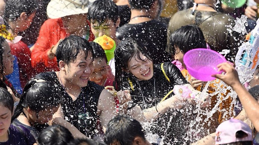 海南保亭的黎族、苗族群众迎来一年一度的传统节日——嬉水节 海南保亭的黎族、苗族群众迎来一年一度的传统节日——嬉水节