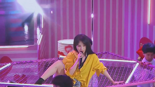 李菲儿《潇洒小姐》唱跳爆发野性美