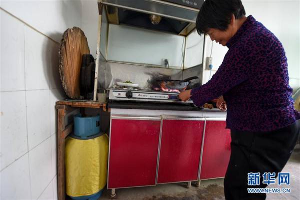 6月13日,在天津市武清区南蔡村镇三里浅村,农户使用天然气做饭