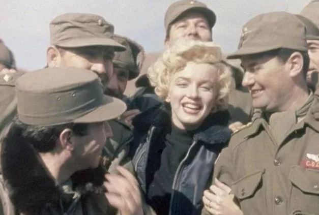 图注：玛丽莲·梦露来到前线，甚至会给士兵们缝衣服，军嫂般的气质和明星的高颜值，让她获得极高人气，成为无数美军士兵的梦中情人。