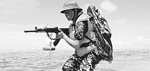 我海军驻岛部队为何会佩戴越军制式头盔?原来