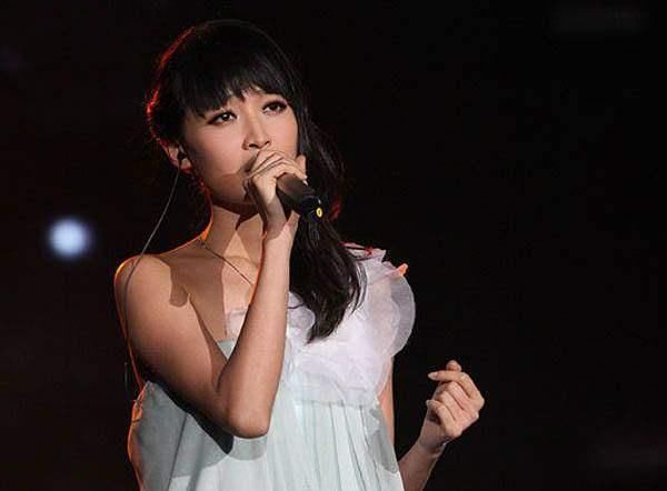 她是快女出身,改了名字也没走红,如今和杨幂飙戏变脸认不出