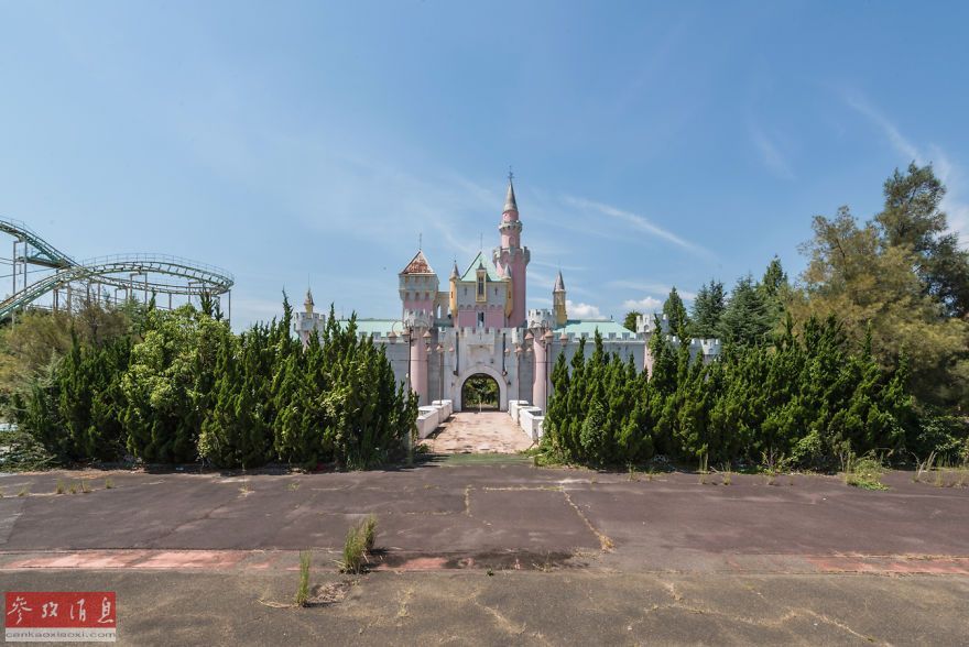 很多日本人都能在这里找到自己以前的记忆,然而由于东京迪士尼游乐园的开放以及大阪环球影城的冲击,竞争日趋激烈,奈良梦幻乐园于2006年被迫关闭,成为一座死城。