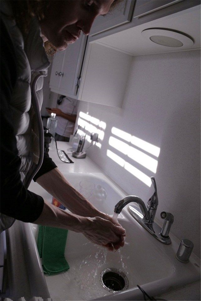 一个重度洁癖强迫症男子的日常,无法接受亲密接触至今单身