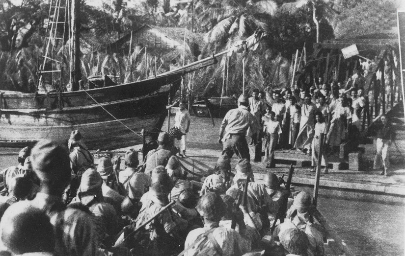 1941年12月，太平洋战争爆发，日军发动南洋闪击作战，接连向菲律宾，马来西亚，印尼等国发动攻势。1942年1月，日军第15军第33师团（步兵6个大队为基干，步兵3个大队留置泰国），第56师团（步兵5个大队为基干，步兵1个大队留置泰国）。从泰国出发开始翻越密林覆盖的高山险阻地带向缅甸进发。日军历经千辛万苦穿越泰缅边境出现在了缅甸。图为1942年初日军从缅甸南部的毛淡棉港登陆。