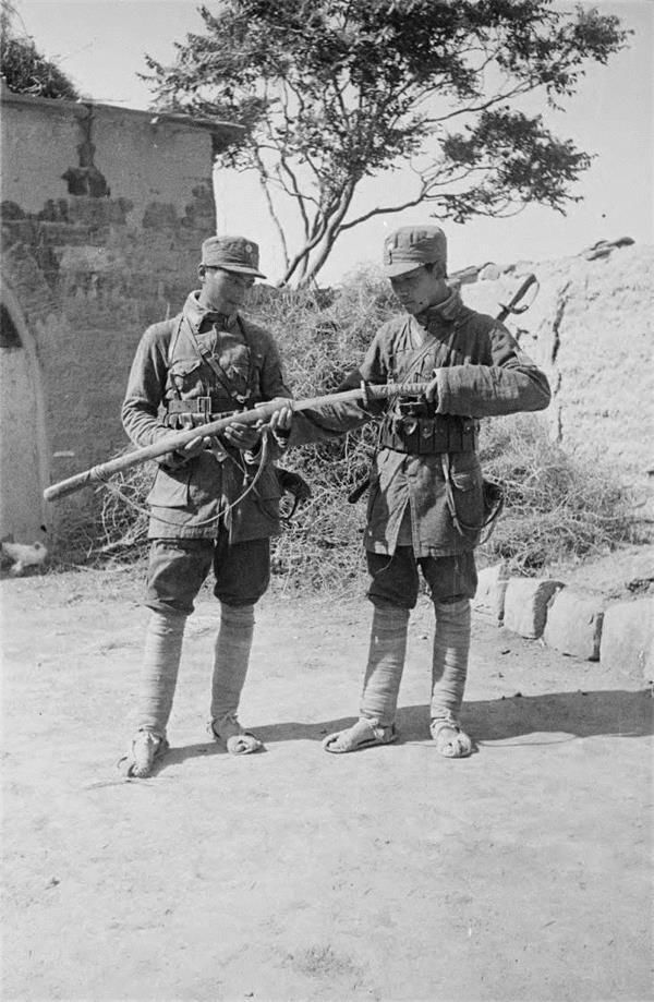 八路军中的警卫员,总能缴获日军的精品装备