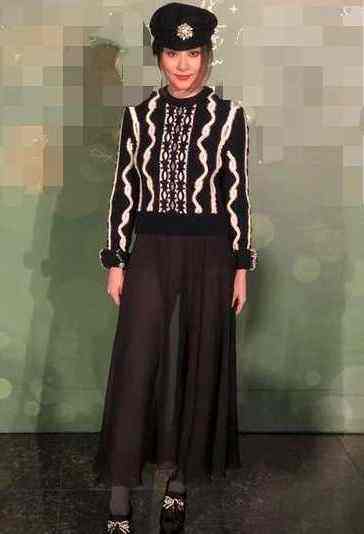 44岁的陈慧琳不得了,这么紧的裙子都能穿上,一