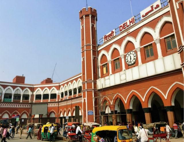 德里火车站 据报道,印度每天有超过2200万的人搭乘约有9000辆火车通勤
