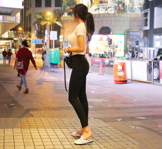 街拍:打底裤美女,图1美女牛仔热裤配白色吊带