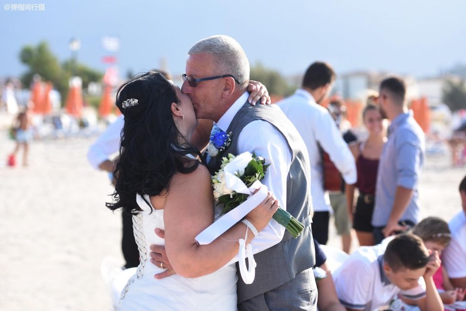 这个希腊爱情岛求婚很好使,英国大叔在度假中