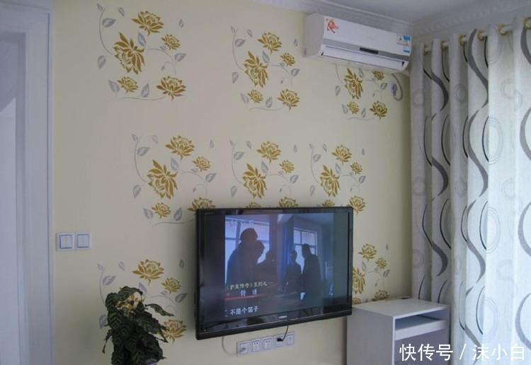 客厅电视插座被装成这样, 师傅打完柜子就挂, 邻