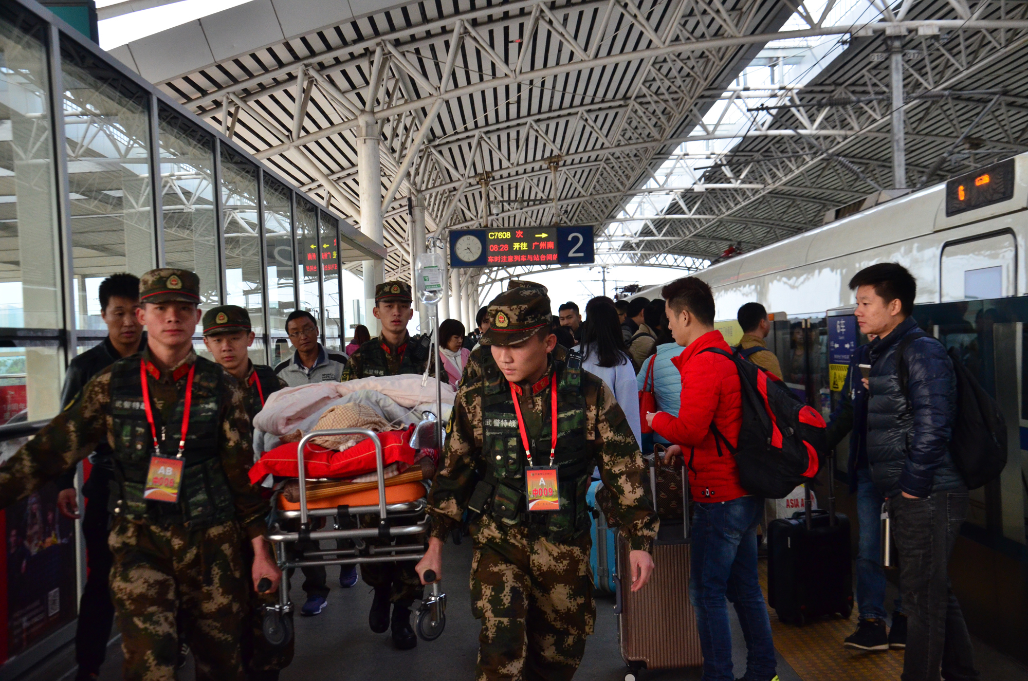 1月21日，正在中山北站执勤的武警广东总队官兵紧急救助一名突发脑梗的老人。边树军摄