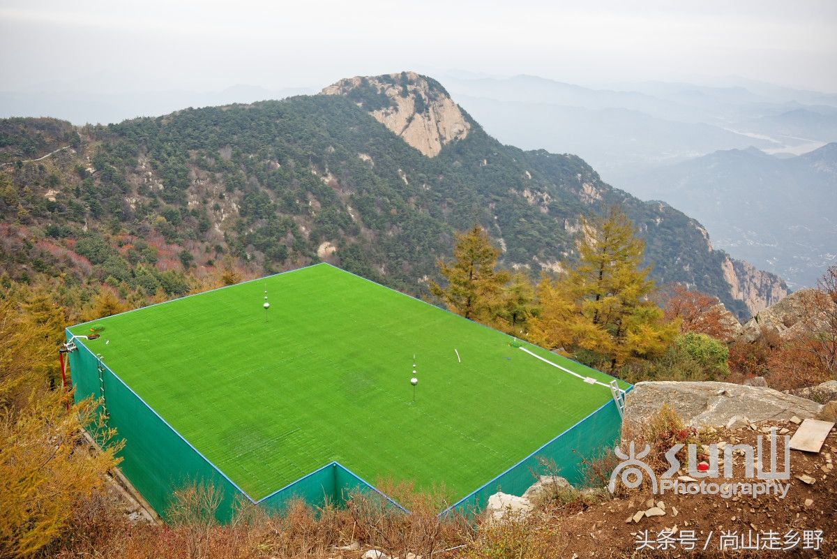 山顶上修建的蓄水池除了造价不菲的庞然大物外