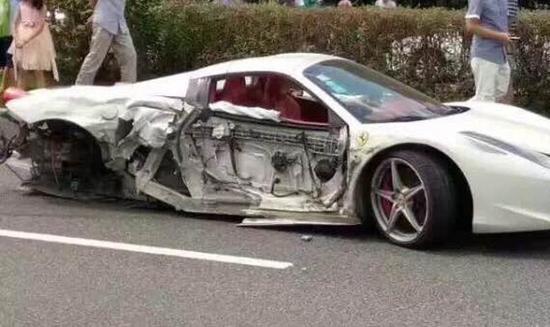 法拉利宝马连环撞 价值近500万的豪车面目全非