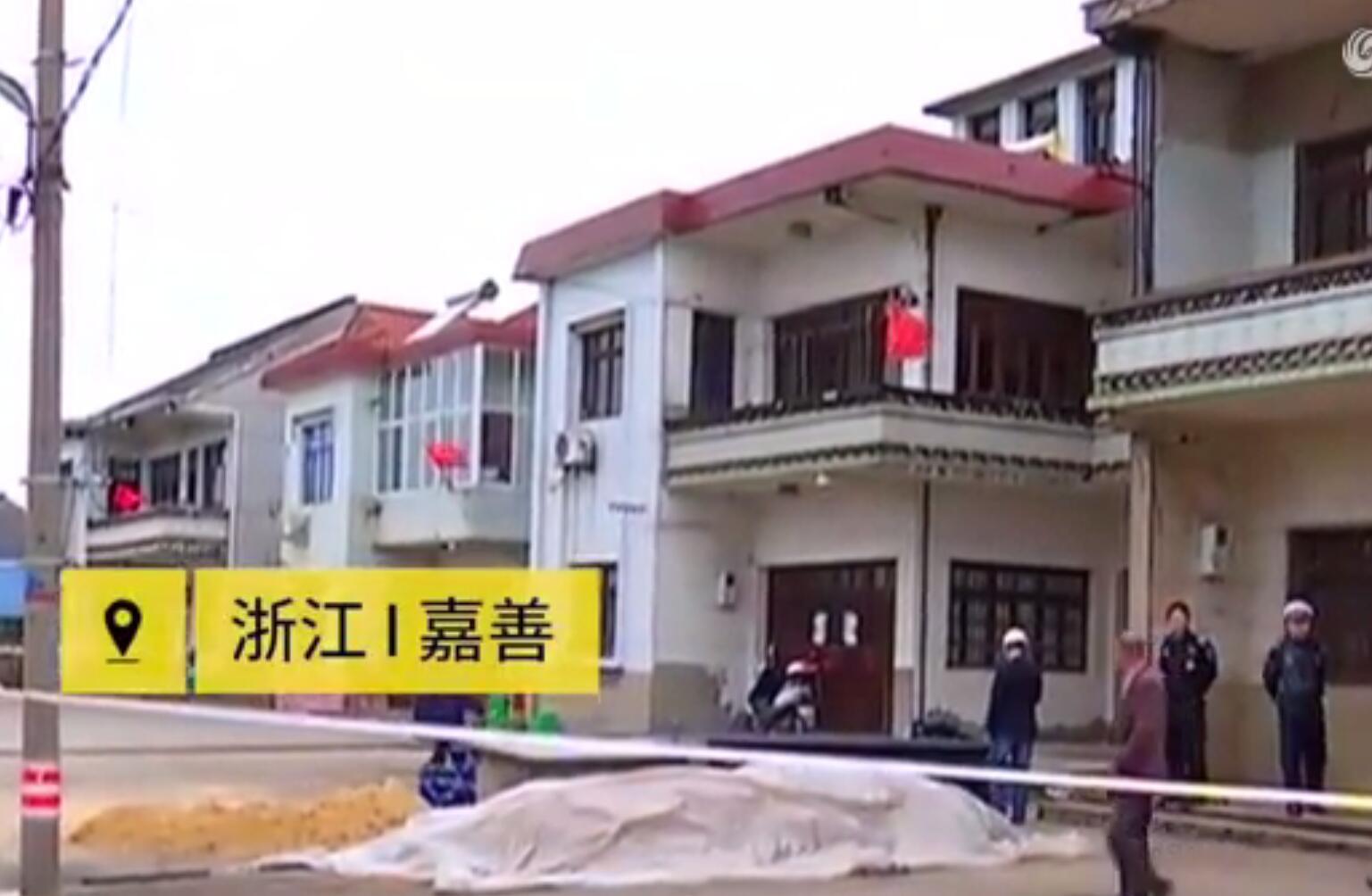 胆太大！男子将三吨炮弹当成铺路石
