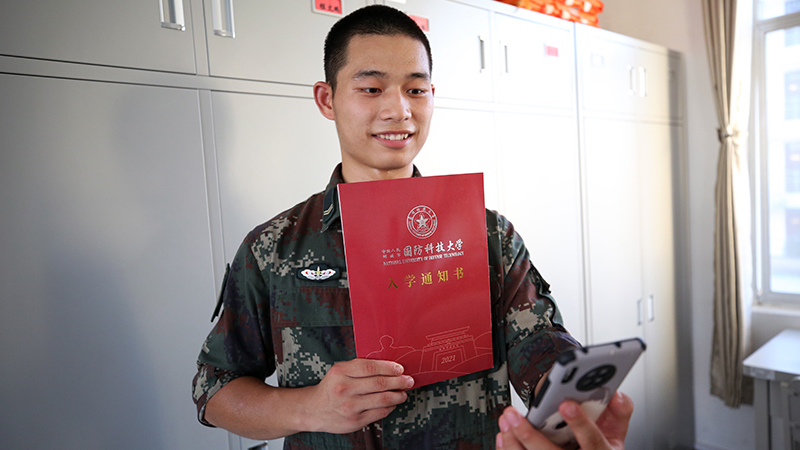 火箭军上等兵周伊恒实现了大学梦 火箭军上等兵周伊恒实现了大学梦