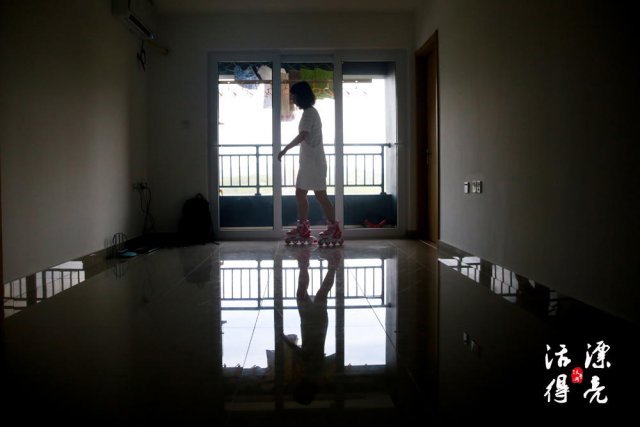 丹丹并非一开始就是做测评师。毕业后的丹丹来到广州，应聘到一家商贸公司负责统计业务，每天需要奔波在项目部、供应商和财务之间，协助统计大量的数据，天天使用 Excel，同事送她外号 “ 表姐 ”。她在这家公司足足呆了 4 年半，周围的同事来了又走，回家的回家，生孩子的生孩子，丹丹还在原处奋斗。当最后一个熟悉的同事都离开的时候，丹丹决定是时候重新开始，和 “ 表姐 ” 的身份说再见。在做这份工作期间，丹丹有在打算利用业余时间做点其他行业的兼职。一次走在路上，有一个自称是艺人经纪的男人叫住丹丹，先是夸她好看，后来又问她要不要考虑做平面模特。对方提出要交一笔拍摄费用，丹丹此时意识到可能是遇到骗子，就推说有事离开了。